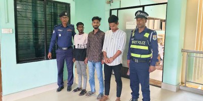 কক্সবাজারে ছিনতাইের শিকার বিদেশি পর্যটক, গ্রেপ্তার ৪